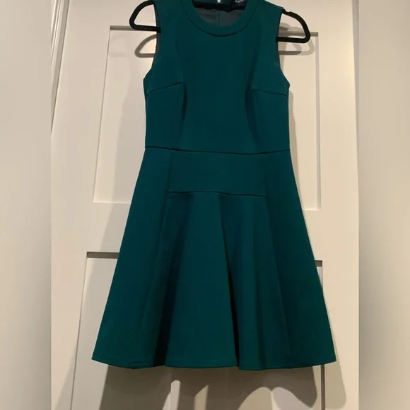 green emerald velvet dress Shop Madewell clothing and handbags at SilkRoll. Trade with us!